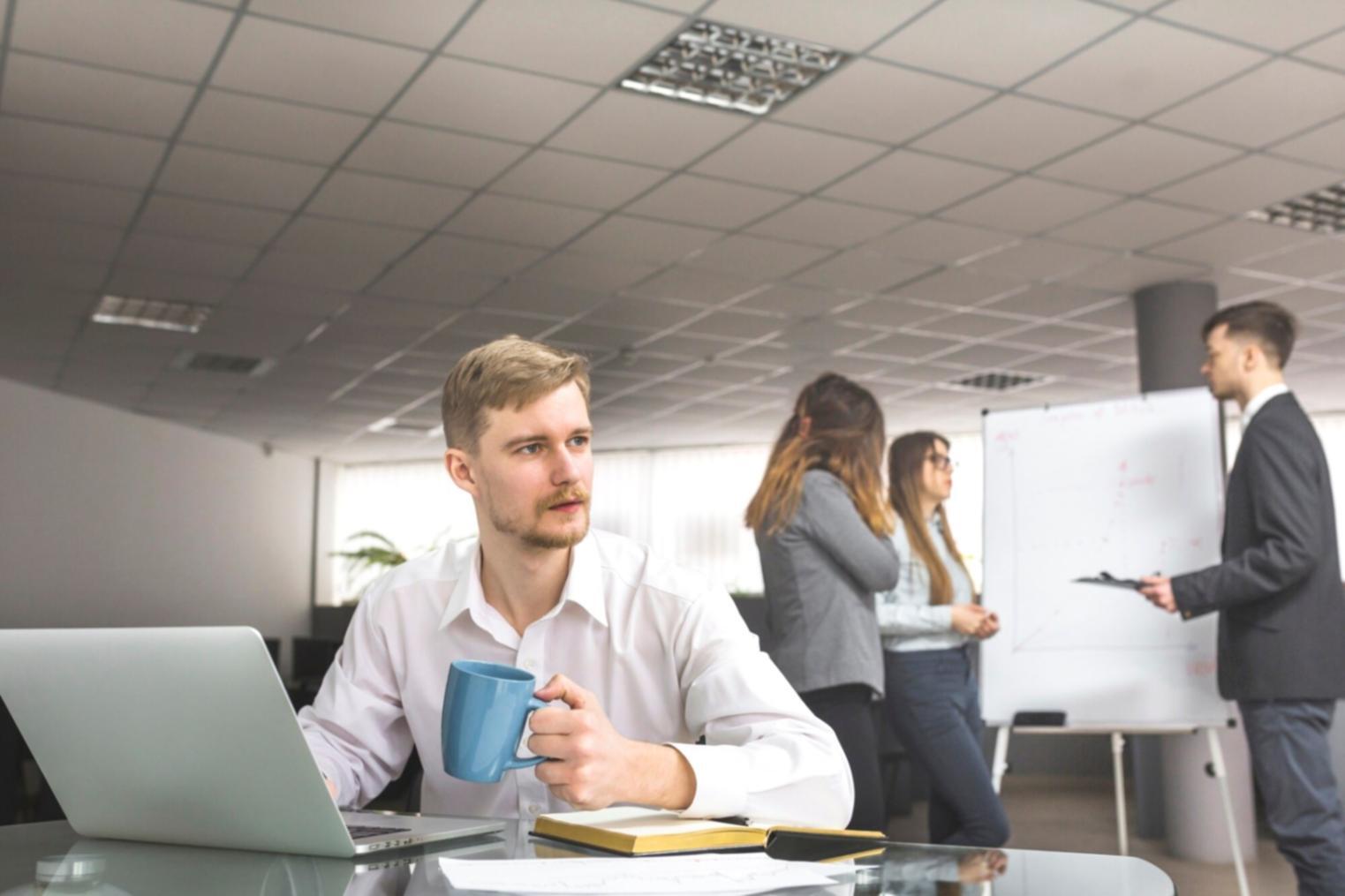 Finanční analýza a grafy na obrazovce počítače
